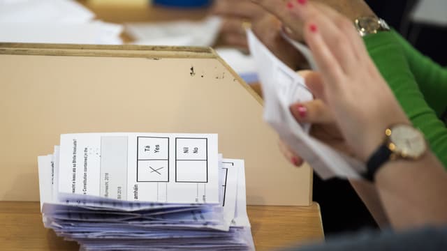 Les votes sont comptés dans le bureau d'Ashbourne, dans le comté de Meath en Irlande, le 26 mai 2018.