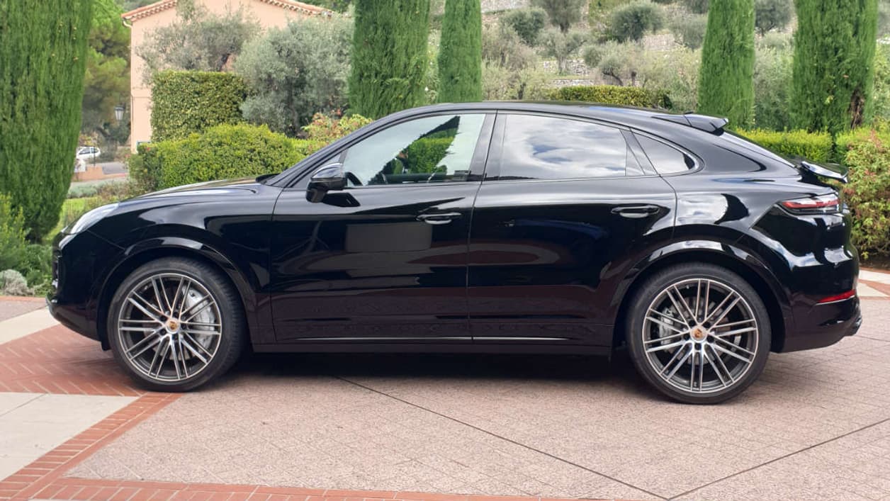 C'est de profil que l'on remarque le plus les différences avec le Cayenne classique. 