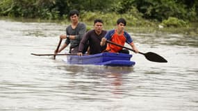 Des sauveteurs à la recherche de disparus dans une rivière en crue en Thaïlande le 6 décembre 2016 