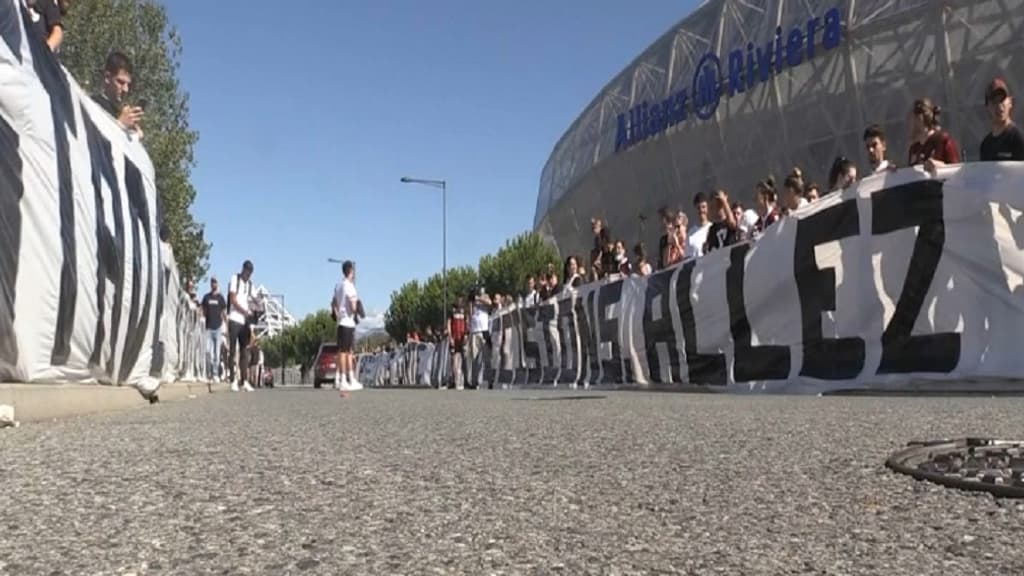 La banderole des supporters niçois avant le derby contre Monaco. La banderole des supporters niçois avant le derby contre Monaco.