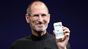 Steve Jobs dévoilant l'iPhone 4, le 7 juin 2010.