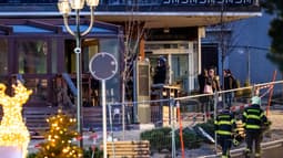 Des sauveteurs sur le site de l'incendie qui a ravagé le bar Le Constellation à Crans-Montana le 1er janvier 2026.