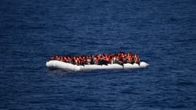 Des migrants sur une embarcation en Méditerranée.
