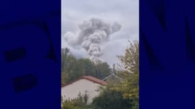 Le panache de fumée blanche dégagé par l'incendie sur le site Seveso de Jarrie, en Isère. (capture d'écran)