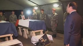 François Holande se recueille devant les cercueils des deux soldats français morts à Bangui, le 10 décembre 2013