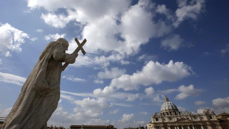 Selon un sondage Ifop pour Sud-Ouest dimanche, la majorité des Français estiment que l'Eglise catholique doit modifier ses positions pour tenir compte des changements intervenus dans la société et dans les moeurs. /Photo prise le 24 février 2013/REUTERS/M