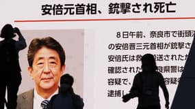 L'annonce de la mort de Shinzo Abe annoncée sur un écran géant de la ville de du district de Tokyo, le 8 juillet 2022
