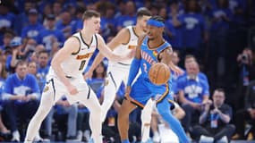 Shai Gilgeous-Alexander passe devant Christian Braun lors du match Oklahoma City-Denver (125-93, play-offs NBA), le 18 mai 2025