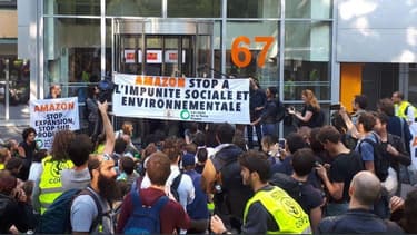 Les militants activistes d'Amis de la Terre réclame un moratoire la création de nouveaux entrepôts en France par Amazon, au nom "de la défense du climat et des emplois."