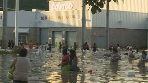 Des supermarchés d'Acapulco, au Mexique, ont été pillés à la suite des intempéries.