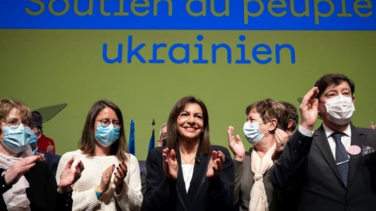 La candidate PS à la présidentielle Anne Hidalgo (C) en meeting à Bordeaux le 26 février 2022
