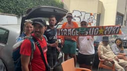 Des supporters de l'Olympique de Marseille attendent pour obtenir un numéro d'abonnement au Vélodrome auprès du club de supporters des South Winners, rue Loubon, dans le 3e arrondisement de Marseille.