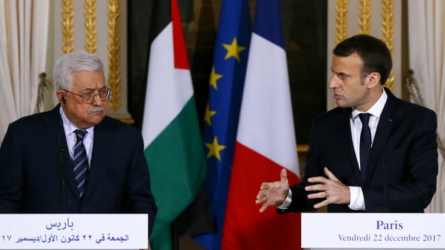 Le président de la République Française Emmanuel Macron et le chef de l'Autorité palestinienne Mahmoud Abbas, lors d'une conférence de presse à l'Elysée à Paris, le 22 décembre 2017.