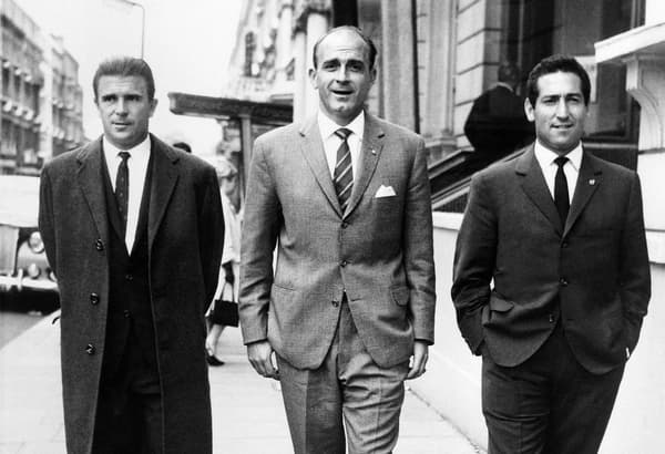 Ferenc Puskas (à gauche), Afredi Di Stefano (au centre) et Francisco Gento en 1964