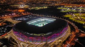 Le stade de la Cité de l'éducation, vu de nuit, au Qatar. 