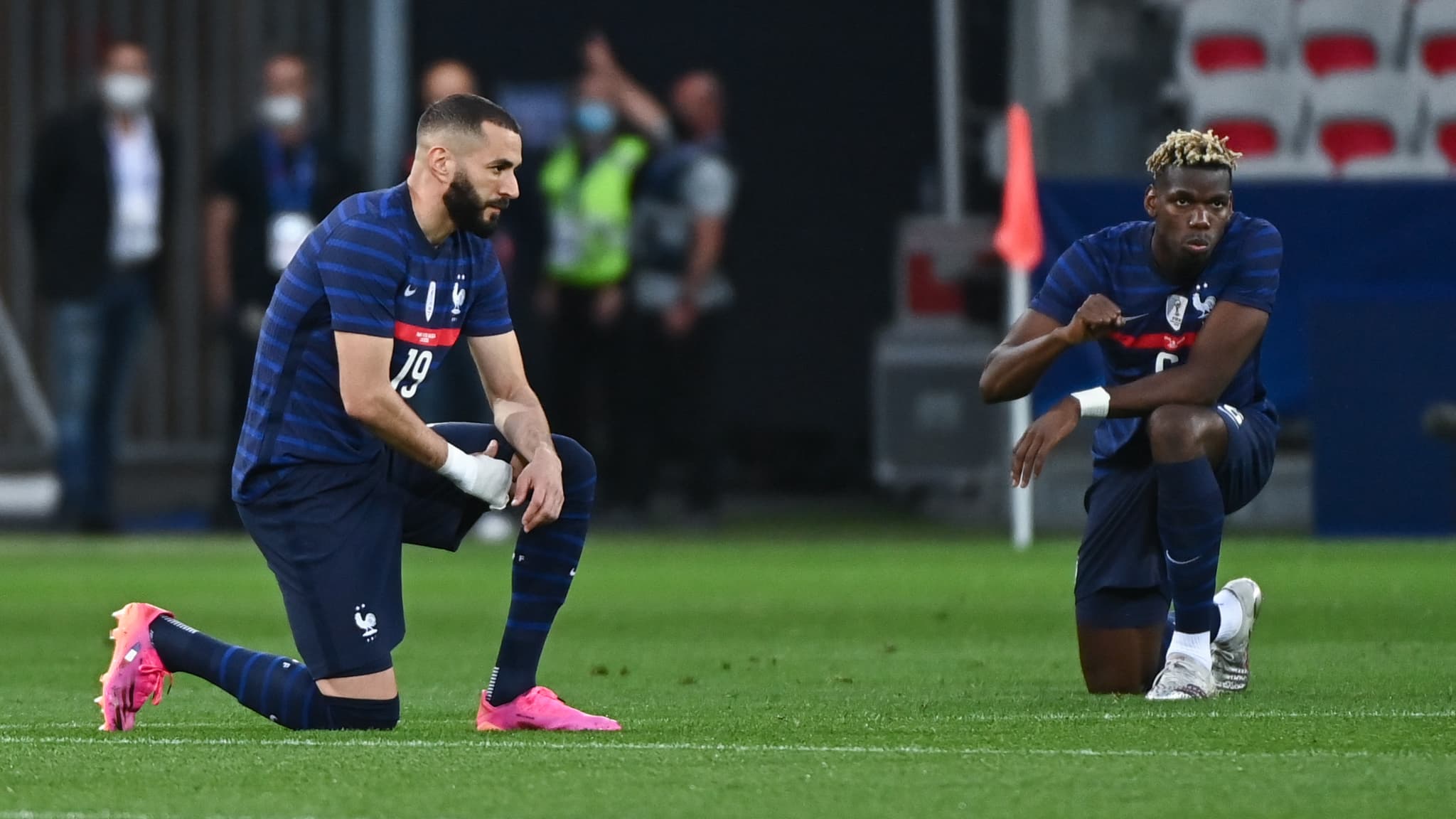 Karim Benzema et Paul Pogba ont posé le genou à terre avant le match France-pays de Galles le 2 juin dernier