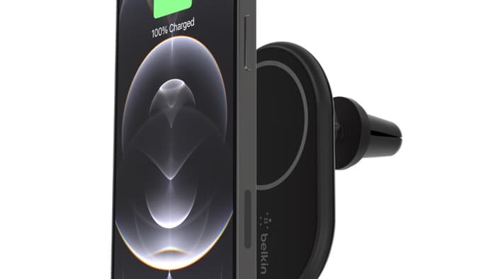 Le chargeur de voiture BoostCharge pour iPhone doté capable de s'aimanter au socle