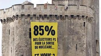 Bannière contre le nucléaire déployée par Greenpeace à La Rochelle, en marge de l'université d'été du Parti socialiste. L'organisation écologiste a fait passer à 17 candidats présumés ou déclarés à la présidentielle un "stress test" nucléaire, dont il res