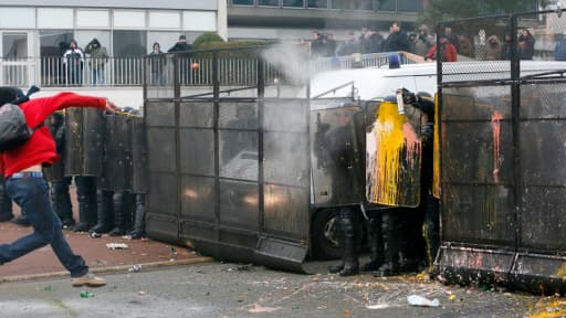 Un manifestant face aux forces de l'ordre lors d'un rassemblement mardi en soutien aux salariés de Goodyear.