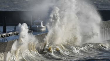 Une vague s'écrase à Pornic lors de la tempête Carmen, le 1er janvier 2018 à Pornic (Loire-Atlantique).