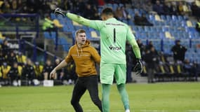 Okoye, le gardien du Sparta Rotterdam, face à un supporter du Vitesse Arnhem, le 4 mars