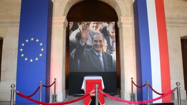 Une cérémonie familiale et des honneurs militaires sont rendus en hommage à Jacques Chirac aux Invalides ce lundi matin.