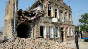 Un habitant devant une maison détruite par un bombardement, le 27 octobre 2020 à Ganja, en Azerbaïdjan