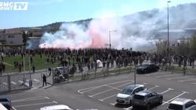 Le bus de l'OGC Nice accueilli par des fumigènes