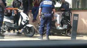 Des policiers municipaux contrôlent des jeunes sur des engins motorisés