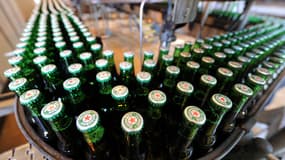 Des bouteilles de bière sont visibles sur la chaîne de production de l'usine du brasseur néerlandais Heineken, le 7 juin 2011 à Schiltigheim, dans l'est de la France. 