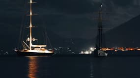 Le superyacht de luxe « The Bayesian » au large de Porticello, Palerme, de nuit, le 18 août 2024. 