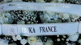 Des fleurs offertes par l'association Ibuka France lors d'une cérémonie de commémoration du génocide rwandais, le 7 avril 2021 à Paris