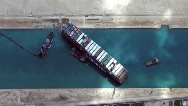 EN VIDÉO - Le porte-conteneur de 400 mètres de long, qui bloquait le Canal de Suez, a été remis à flot