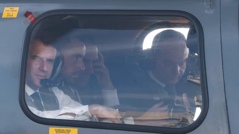 Photo d'illustration - Emmanuel Macron dans un hélicoptère pour aller visiter le porte-avions Charles de Gaulle en Égypte, le 19 décembre 2022.