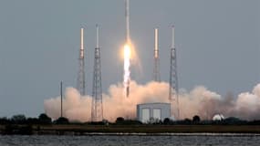Une fusée de la société privée Space Exploration Technologies (SpaceX) a décollé vendredi de Cap Canaveral, en Floride, emportant une capsule qui doit apporter des vivres, des fournitures diverses et du matériel expérimental à la Station spatiale internat