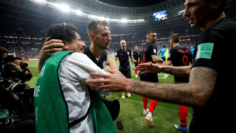Ivan Rakitic et Mario Mandzukic relèvent le photographe qu'ils ont fait tomber pendant leur célébration