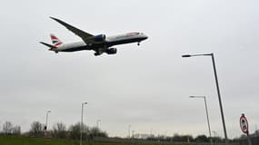 Un avion de la compagnie British Airways au-dessus de l'aéroport de Londres le 14 février 2021