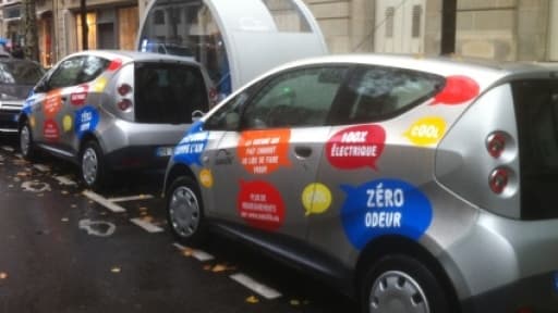 Des Autolib dans Paris.