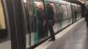 Des supporters anglais ont empêché un passager noir de monter dans une rame de métro