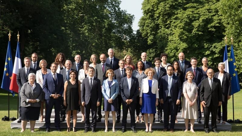 La nouvelle photo de famille officielle du gouvernement Philippe II 