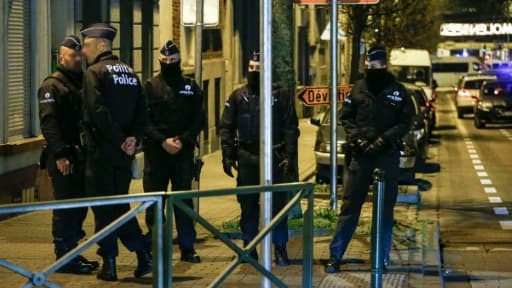Des policiers belges en patrouille à Molenbeek, le 30 décembre 2015
