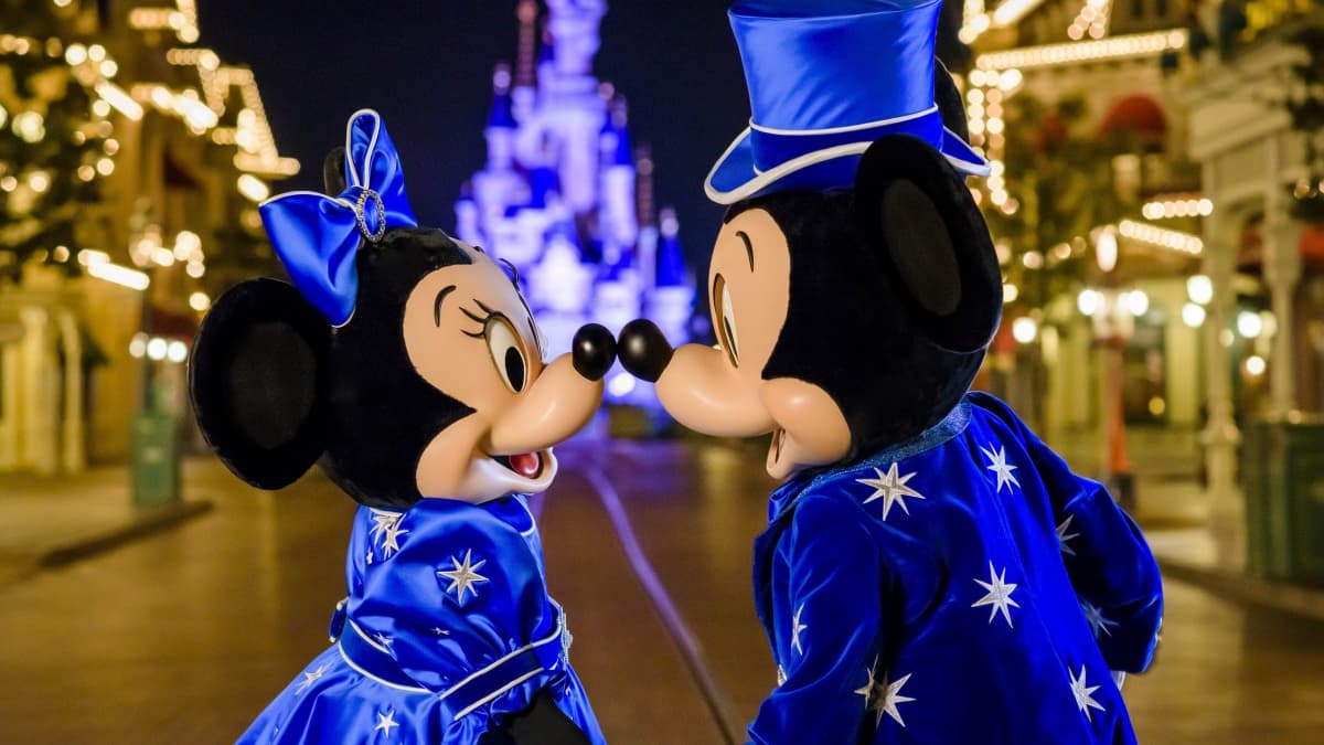 Les nouveaux costumes de Mickey et Minnie pour le 25ème anniversaire Les nouveaux costumes de Mickey et Minnie pour le 25ème anniversaire