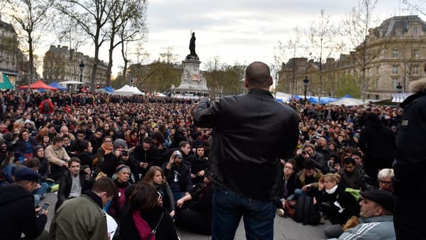 Yanis Varoufakis s'exprime place de la République, à Paris, le 16 avril. 