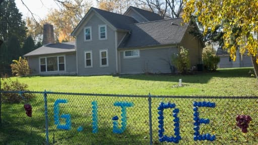 Un hommage au policier Charles Joseph Gliniewicz, sur la grille d'un jardin à Antioch, dans l'Illinois, le 4 novembre 2015