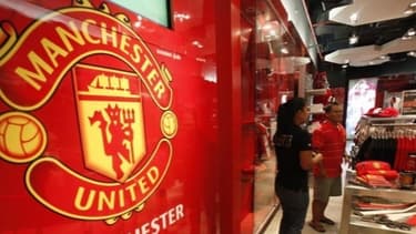 Manchester United remonte la pente financière même s'il reste le club le plus endetté d'Angleterre.