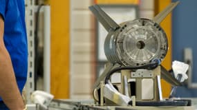 Un employé travaille sur le site de fabrication d'armes modulaires air-sol (AASM) de l'usine française d'ingénierie aérospatiale Safran Sagem à Montluçon, dans le centre de la France, le 31 mars 2016.