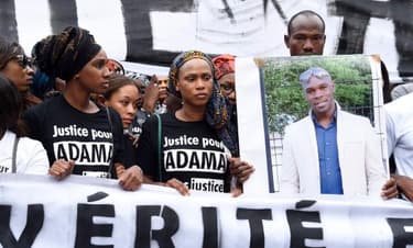 La famille d'Adama Traoré, mort lors de son interpellation le 19 juillet, dépose deux plaintes contre les forces de l'ordre.