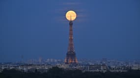 La pleine lune des moissons sur Paris, avec une vue sur la tour Eiffel le 7 octobre 2025.