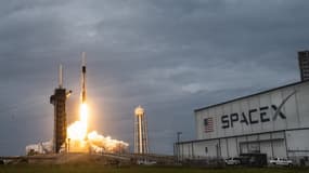 Une fusée SpaceX Falcon 9 avec sa capsule Crew Dragon lors de son décollage à Cap Canaveral, en Floride, le 18 janvier 2024.