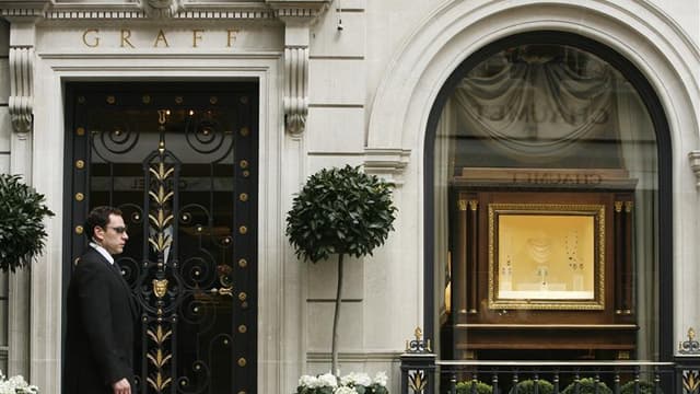 Devant la boutique Graff à Londres. Le joailler londonien Laurence Graff a déboursé près de quatre millions de dollars pour racheter une de ses propres créations lors d'une vente de haute joaillerie en Suisse où investisseurs et collectionneurs se sont di